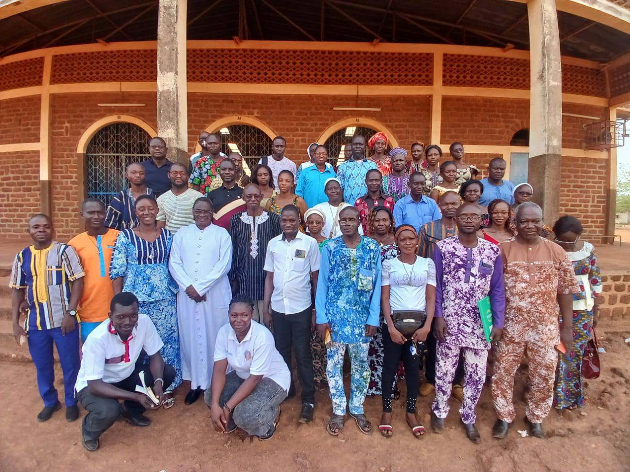 𝐑𝐞𝐜𝐨𝐥𝐥𝐞𝐜𝐭𝐢𝐨𝐧 𝐝𝐞𝐬 𝐞𝐧𝐬𝐞𝐢𝐠𝐧𝐚𝐧𝐭𝐬 𝐝𝐞𝐬 𝐞́𝐜𝐨𝐥𝐞𝐬 𝐩𝐫𝐢𝐦𝐚𝐢𝐫𝐞𝐬 𝐜𝐚𝐭𝐡𝐨𝐥𝐢𝐪𝐮𝐞𝐬 𝐝𝐮 𝐃𝐢𝐨𝐜𝐞̀𝐬𝐞 𝐝𝐞 𝐃𝐢𝐞́𝐛𝐨𝐮𝐠𝐨𝐮 : 𝐔𝐧 𝐞𝐧𝐠𝐚𝐠𝐞𝐦𝐞𝐧𝐭 𝐫𝐞𝐧𝐨𝐮𝐯𝐞𝐥𝐞́ 𝐚̀ 𝐥𝐚 𝐦𝐚𝐧𝐢𝐞̀𝐫𝐞 𝐝𝐮 𝐂𝐡𝐫𝐢𝐬𝐭